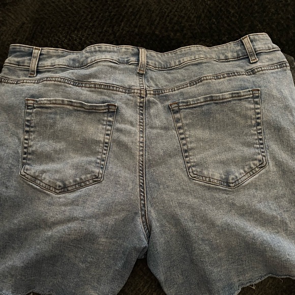 Woman’s Maurice’s size 20 shorts - Picture 2 of 4